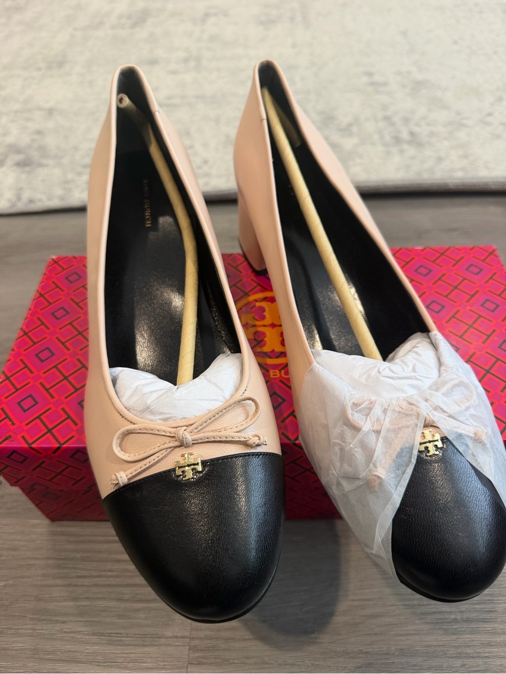 Tory Burch Women's Bow Ballet Pumps 45mm, Ginger Shortbread/Black, 11